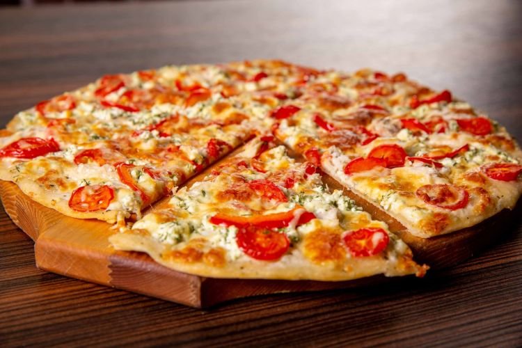 Pizza mit Würstchen und Gemüse auf Wasserbasis