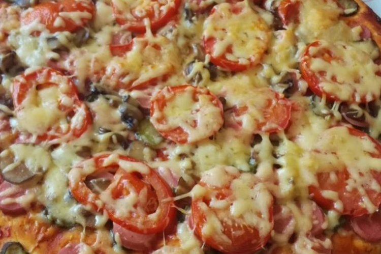 Pizza mit Wurst, Würstchen und Salzgurken