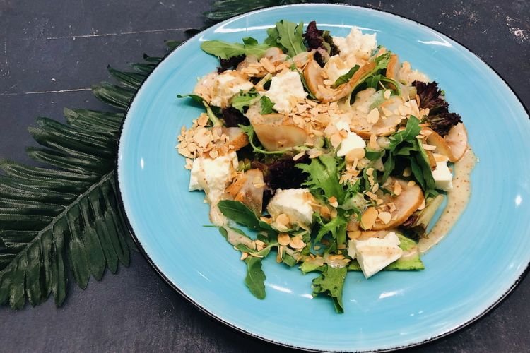 Salat mit Huhn, Äpfeln und Ricotta