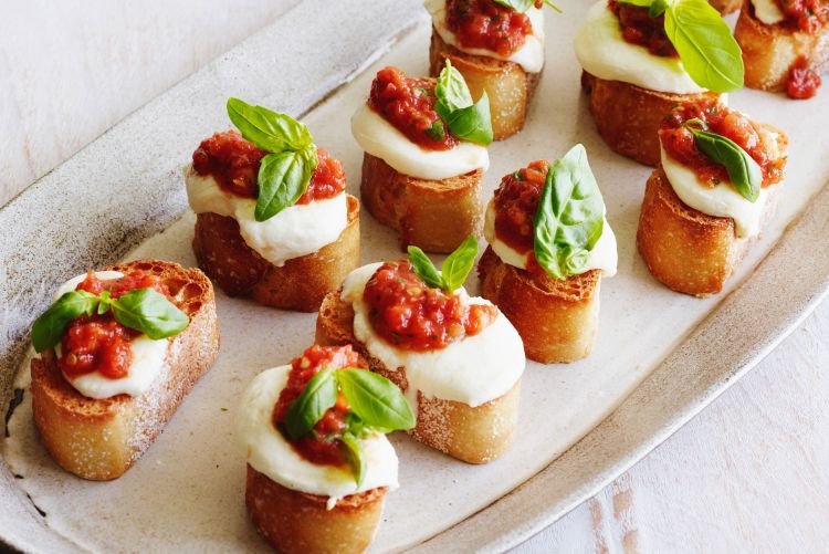 Canapés mit Ricotta und Honigtomaten