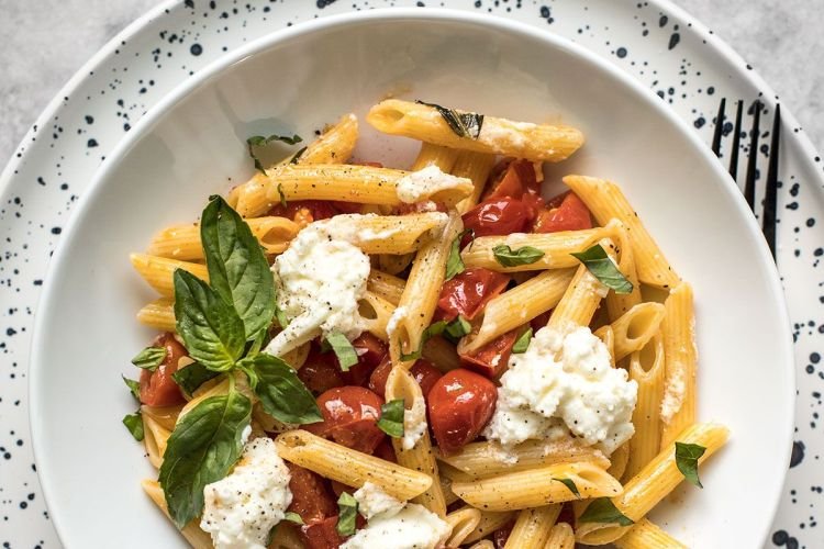 Pasta mit Ricotta und Tomatensauce