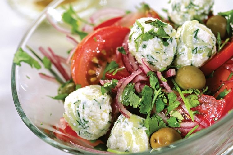 Salat mit Gemüse und Ricotta-Bällchen