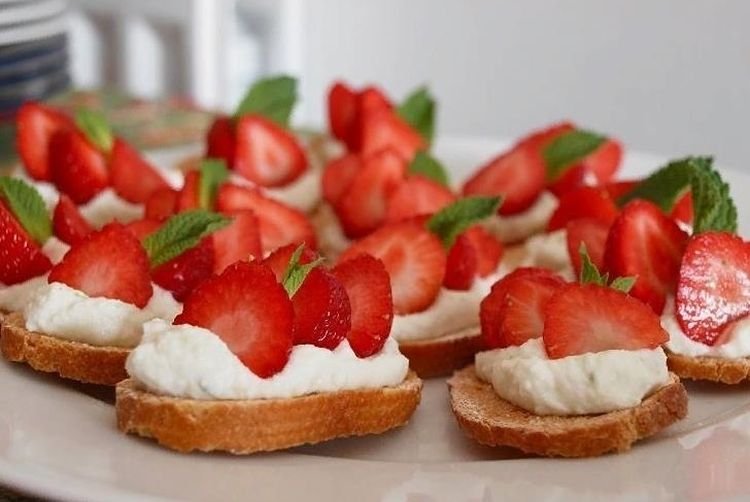 Bruschetta mit Ricotta und Erdbeeren