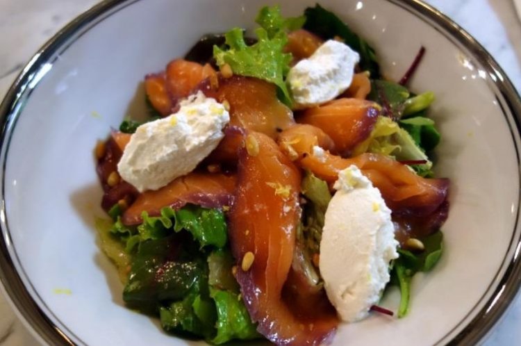 Salat mit Lachs und Ricotta