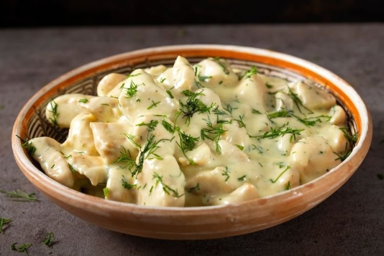 Fricassée de pollo con crema agria