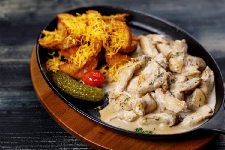 Fricassée con pollo y champiñones