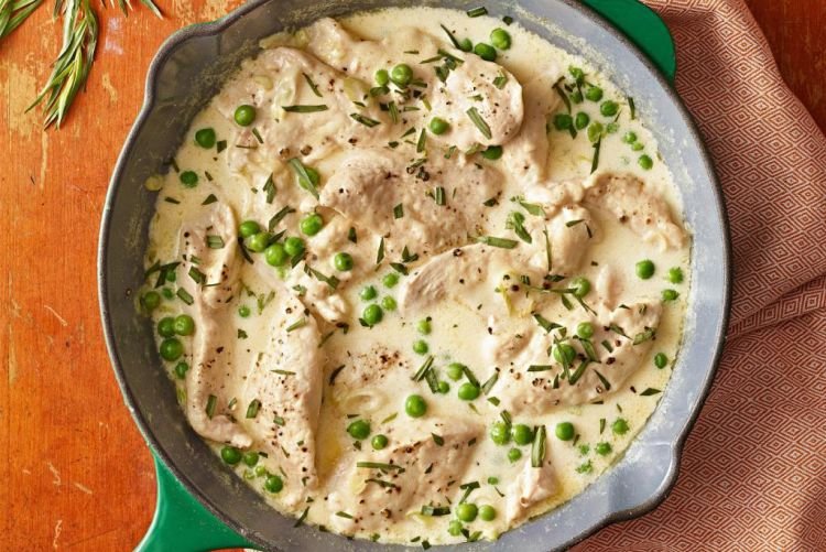 Fricassée con pollo y guisantes verdes