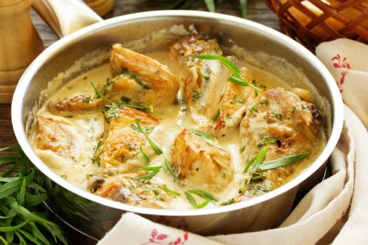 Fricassée de pollo con vino blanco