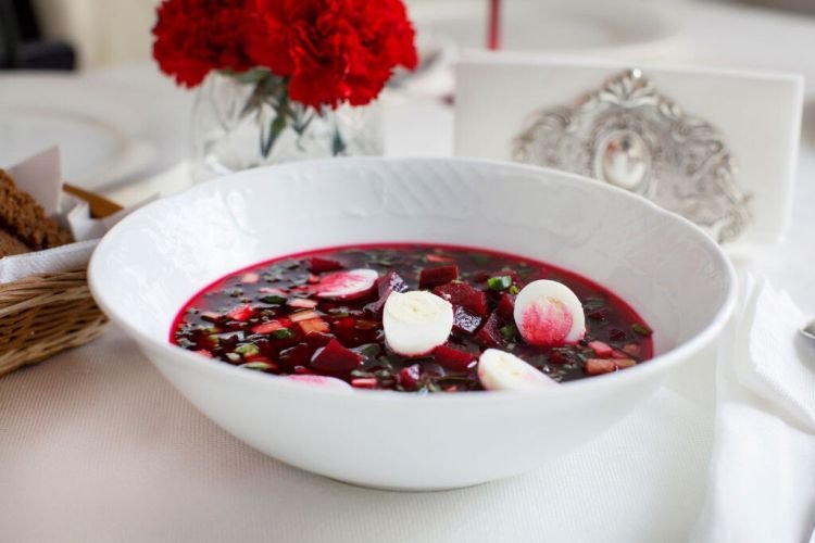 Rote-Bete-Botwinja mit Tintenfisch