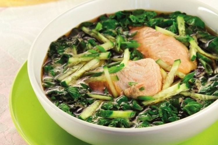 Botwinja mit Sauerampfer und Fisch