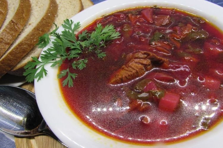 Botwinja mit Fleisch