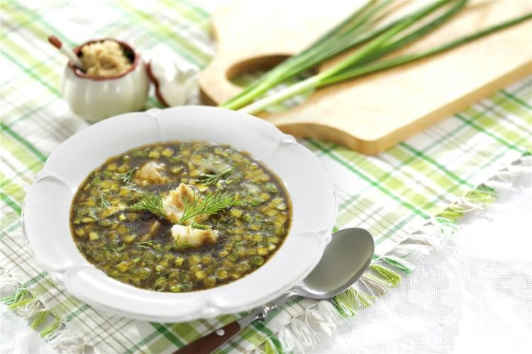 Botwinja mit Fischkonserven