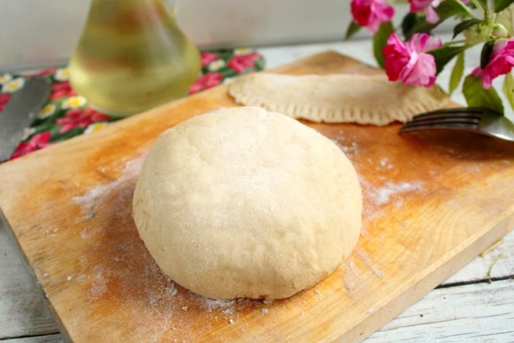 Tschebureki-Teig mit heißem Öl