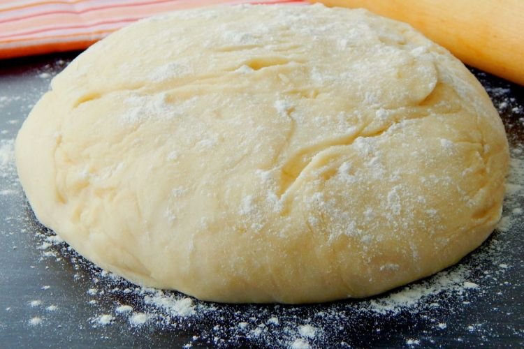 Tschebureki-Teig mit kochendem Wasser