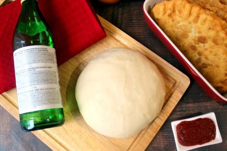 Tschebureki-Teig mit Mineralwasser