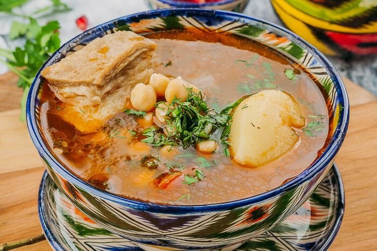 Usbekische Schurpa mit Kichererbsen