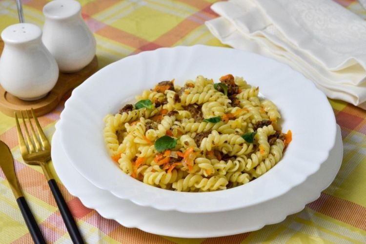 Nudeln mit Dosenfleisch in der Pfanne