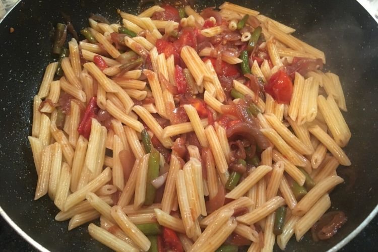 Nudeln mit Dosenfleisch und Gemüse