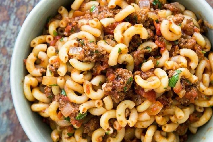 Nudeln mit Dosenfleisch und Tomaten
