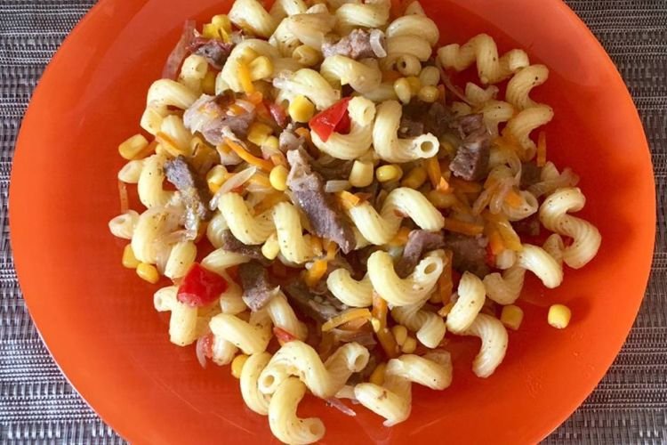 Nudeln mit Dosenfleisch und Mais