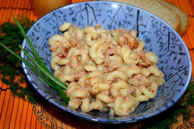 Nudeln mit Dosenfleisch und Zucchini
