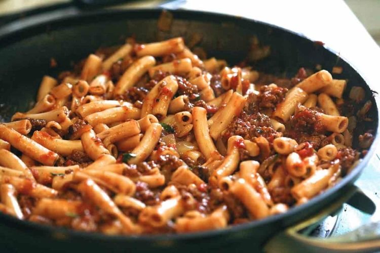 Nudeln mit Dosenfleisch und Sojasauce