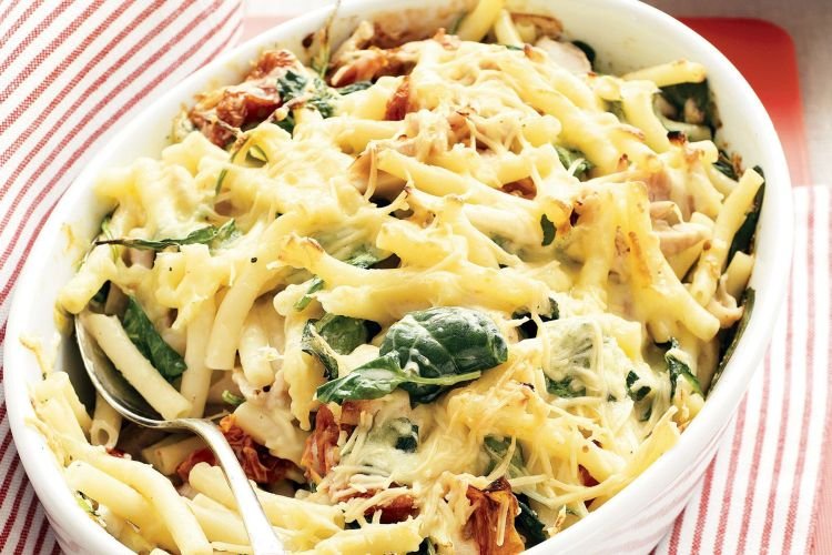 Nudeln mit Dosenfleisch im Ofen