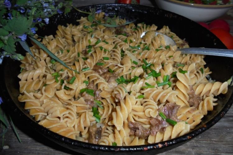 Nudeln mit Dosenfleisch im Topf