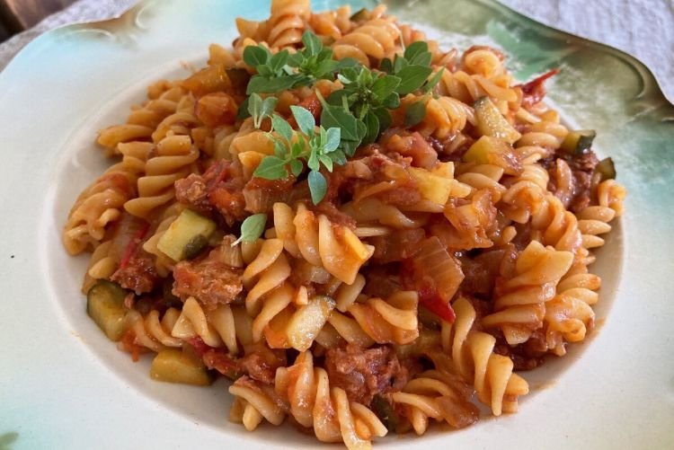 Nudeln mit Dosenfleisch, Salzgurken und Tomatenmark