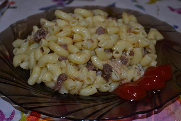 Nudeln mit Dosenfleisch und Ei