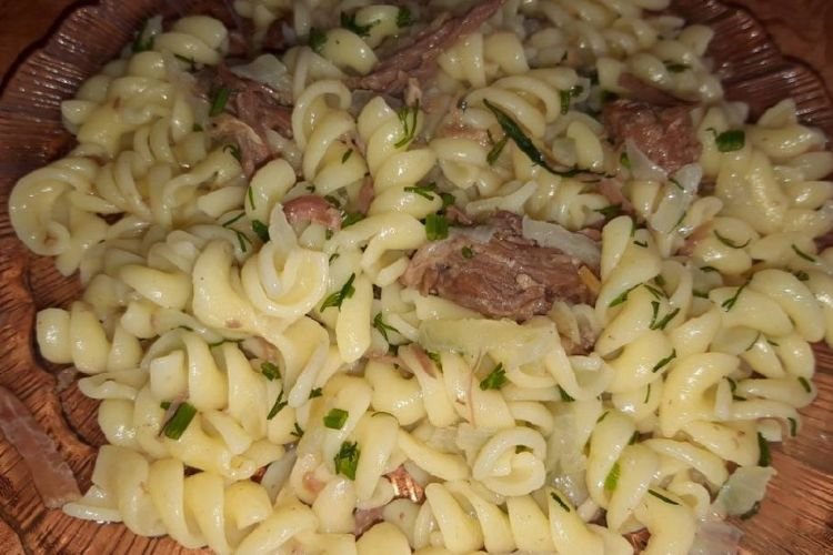 Nudeln mit Dosenfleisch und Sauerrahm
