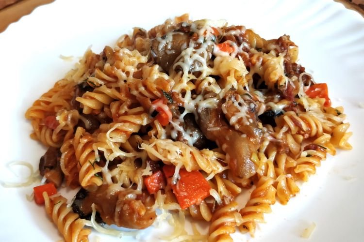 Nudeln mit Dosenfleisch und Pilzen