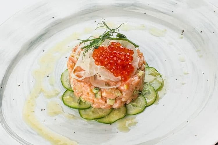 Lachs-Tatar mit eingelegten Cornichons