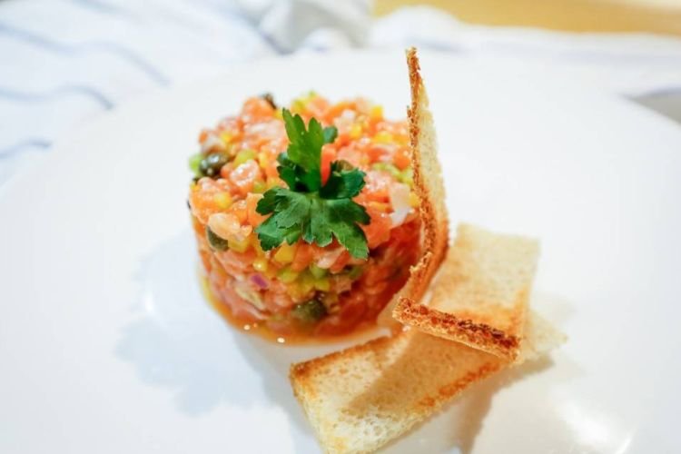 Lachs-Tatar mit Paprika