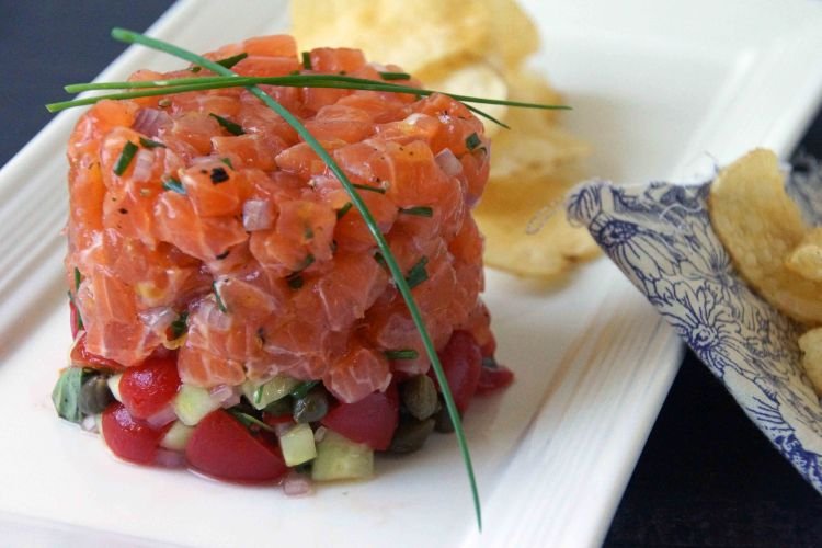Lachs-Tatar mit Gemüse und Honig-Dressing