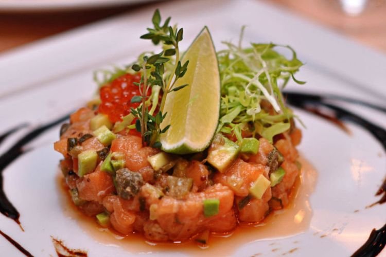 Lachs-Tatar mit Senf-Dressing