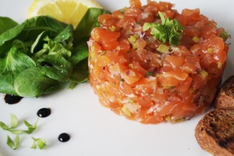 Lachs-Tatar mit Senf und Chili
