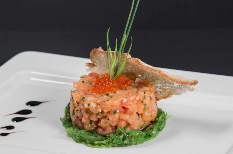 Tatar aus geräuchertem Lachs