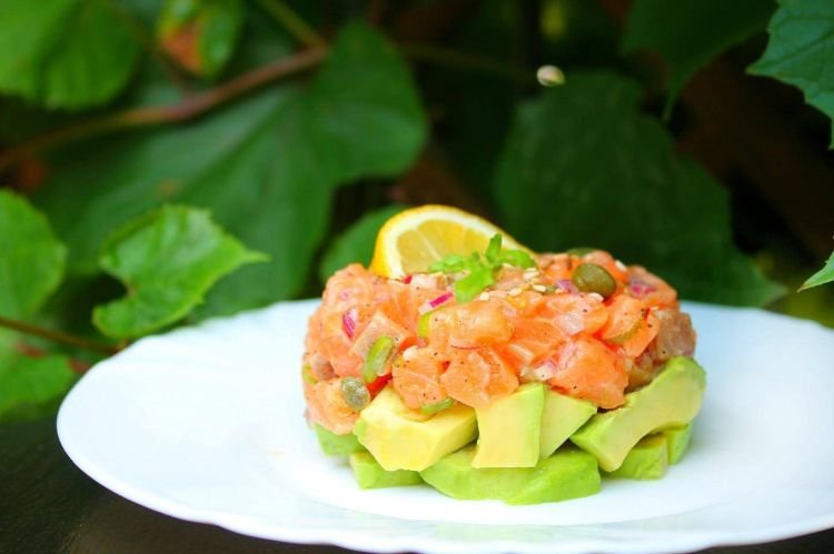 Tatar aus leicht gesalzenem Lachs mit Avocado