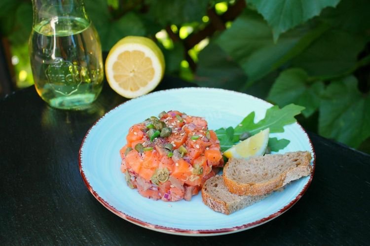 Lachs-Tatar mit Kapern