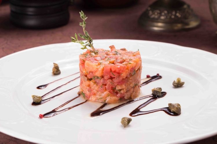 Lachs-Tatar mit Kirschtomaten
