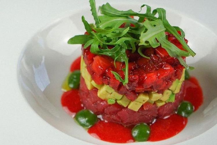 Lachs-Tatar mit Erdbeeren