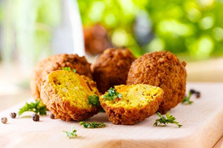 Falafel aus Kichererbsenmehl und Frischkäse