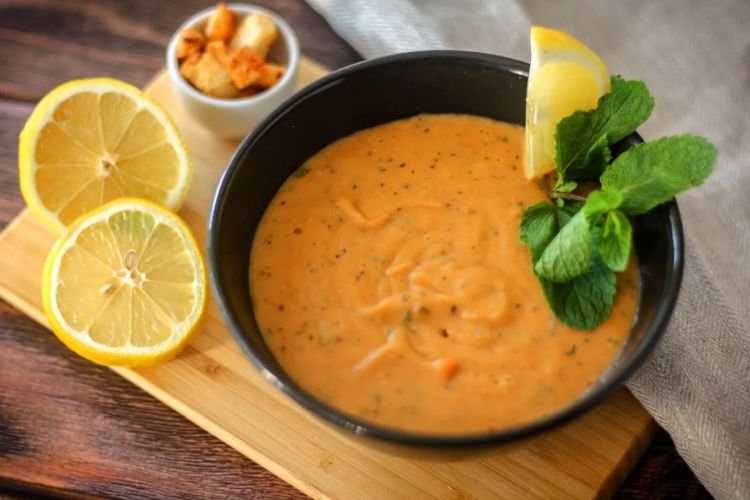 Linsensuppe mit Minze