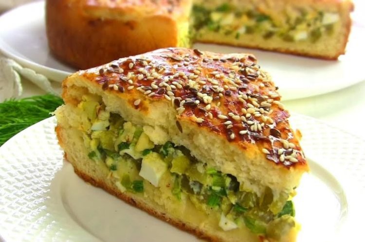 Relleno con cebolla, huevo y pepinillos