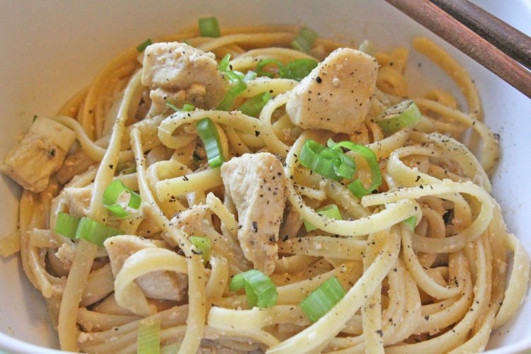 Hähnchenbrust mit Nudeln in der Pfanne