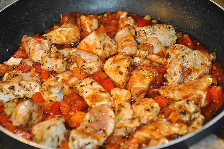 Geschmorte Hähnchenbrust mit Tomaten