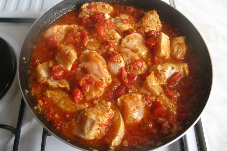 Hähnchenbrust in Tomatensauce