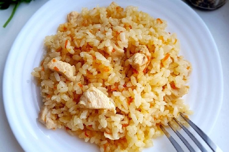 Hähnchenbrust mit Reis in der Pfanne