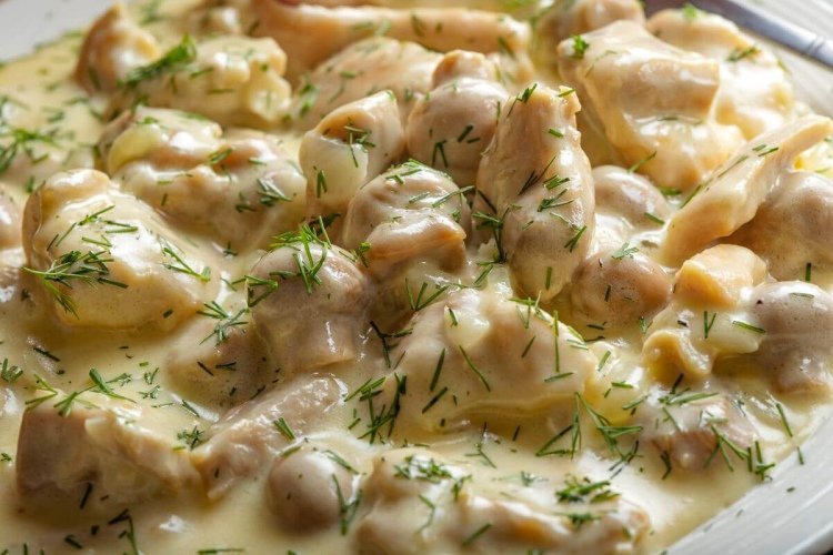 Hähnchenbrust mit Pilzen in der Pfanne